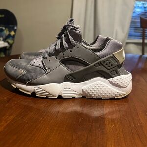 Nike Gray huarache big kids shoes